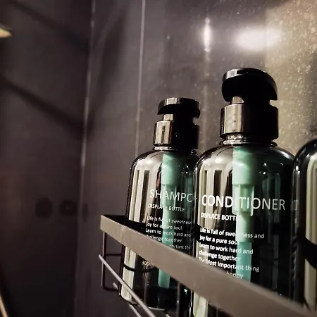 Easyescape - Rene M 200m Het アパート